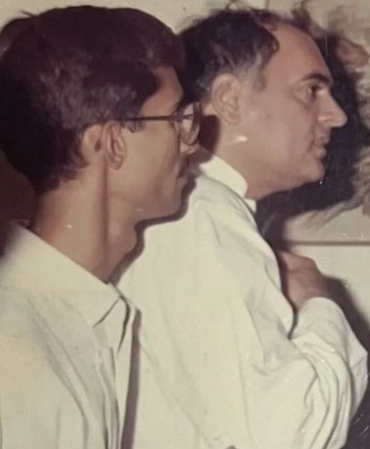 Pawan Khera father with Rajiv Gandhi