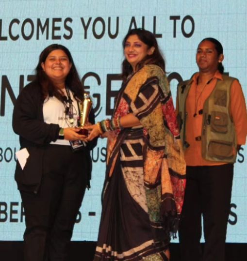 Jigna with Award